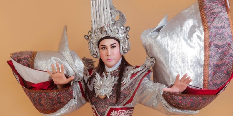 Kim Tư Long sinh năm 1966 là nghệ sĩ cải lương nổi tiếng ở Việt Nam