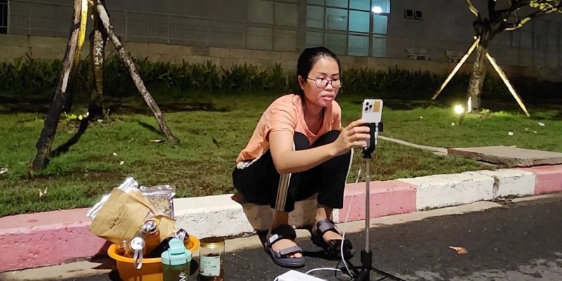 Mẹ Bắp là ai, cô sinh năm 1997 và có tên là Lê Thị Thu Hòa