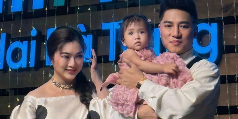 Vợ Châu Khải Phong là diễn viên Thanh Trúc, cô cùng năm sinh với anh