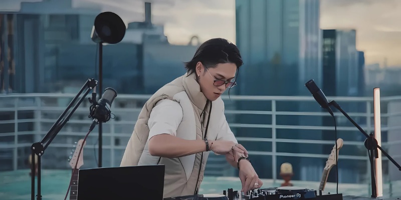 Anh giữ vai trò nhà sản xuất âm nhạc tỷ view ở chương trình Rap Việt mùa 3