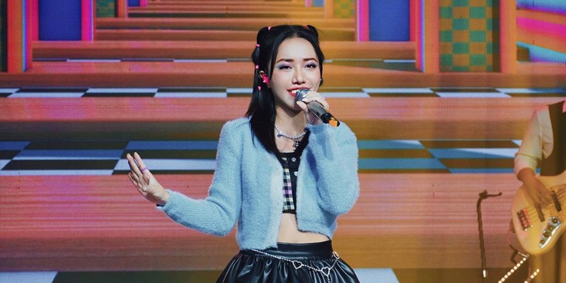 Phùng Khánh Linh sinh năm 1994, cô vừa hát vừa sáng tác nhạc