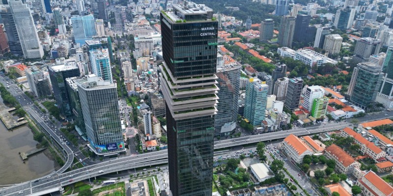 Hiện bà đang nắm giữ vị trí quan trọng ở nhiều công ty bất động sản