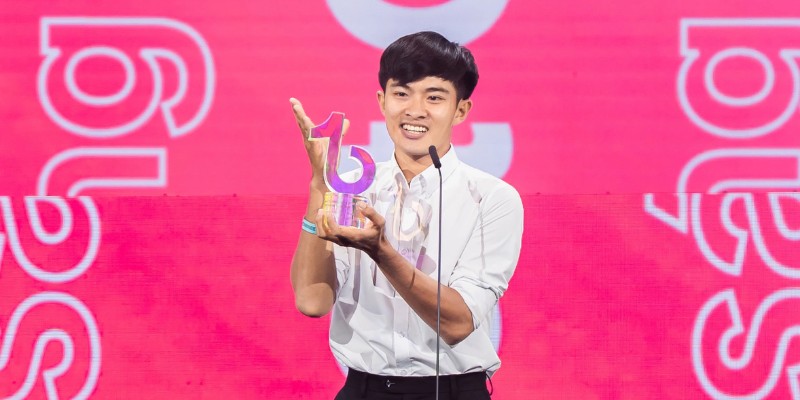 Sau vụ đọc nhầm tên ở lễ trao giải, Tuấn Khang bất ngờ nổi tiếng chỉ trong vài ngày