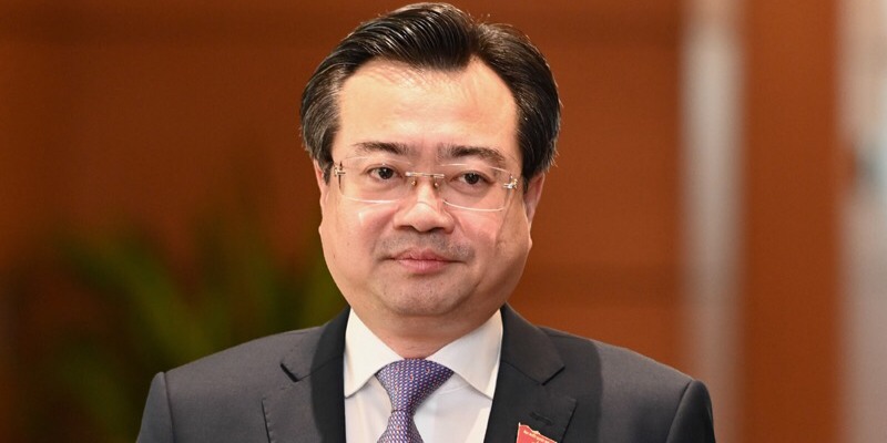 Ông từng giữ nhiều chức vụ quan trọng trong lĩnh vực giáo dục, lãnh đạo địa phương