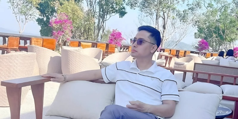 Bùi Đình Khánh sinh năm 1994 tại Quảng Ninh, sống cùng mẹ