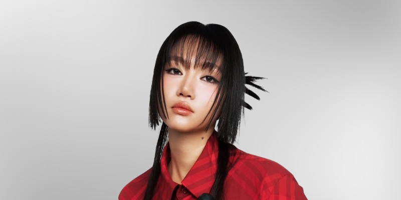 Orange có tên thật là Khương Hoàn Mỹ, cô nàng sinh năm 1997