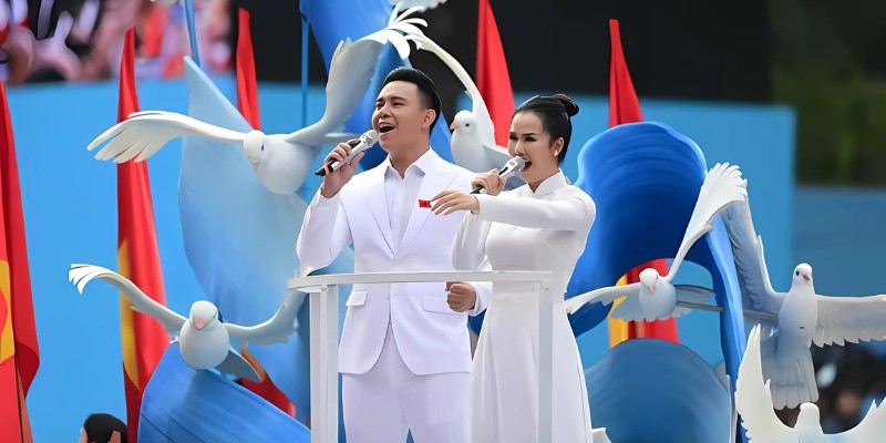 Võ Hạ Trâm và Đông Hùng thể hiện ca khúc tại lễ kỷ niệm 30/4/2025