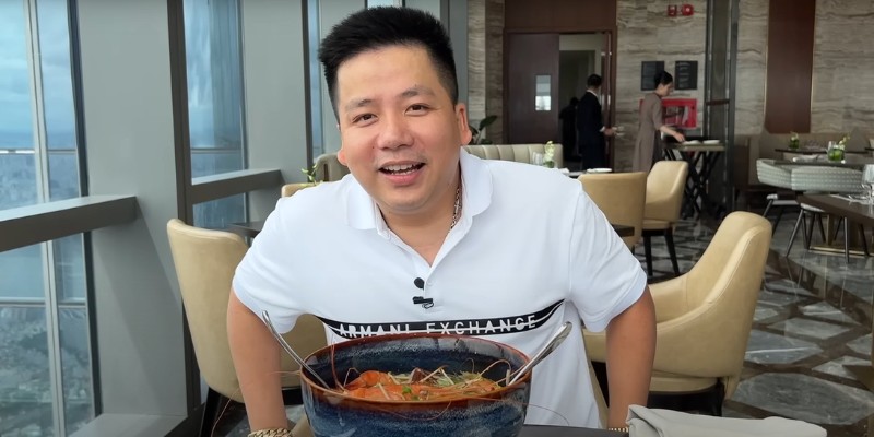 Khoa Pug sinh năm 1992, một YouTuber có tiếng ở Việt Nam