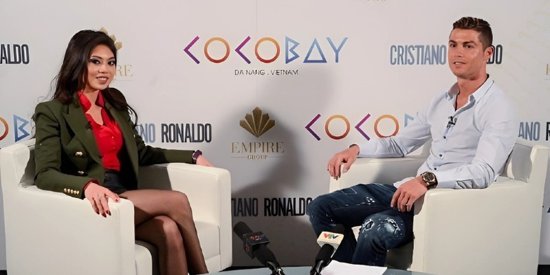 Hình ảnh cô cùng siêu sao bóng đá Cristiano Ronaldo trong sự kiện quảng bá Cocobay Đà Nẵng