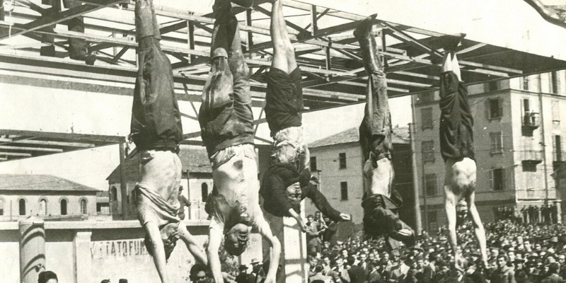 Thi thể của Benito Mussolini bị treo ngược ở quảng trường Piazzale Loreto